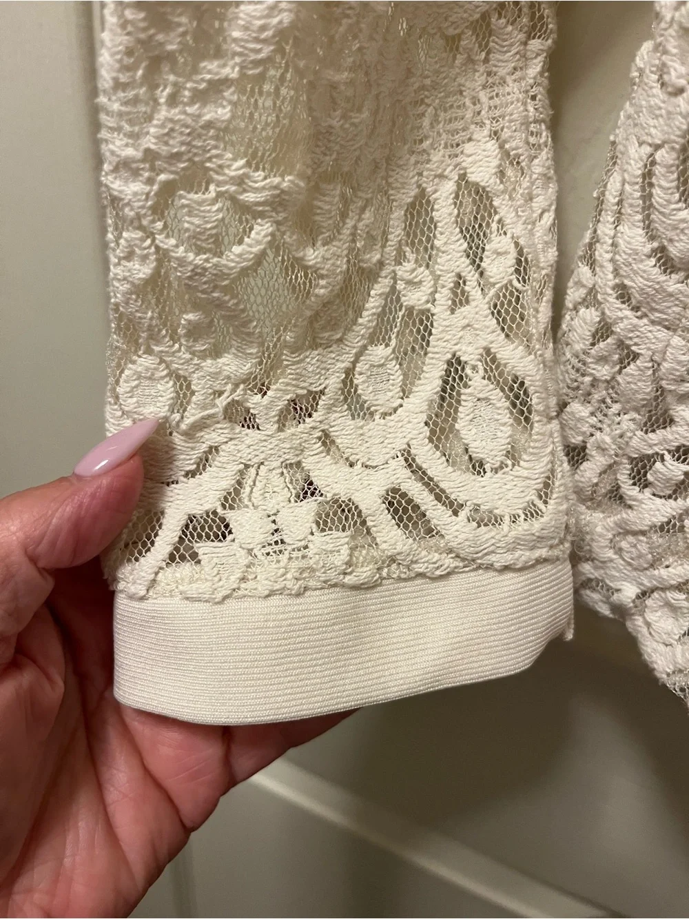 Banana Republic Women’s Cream Lace Long-Sleeve Top With Button Up Back Sz‎ Med